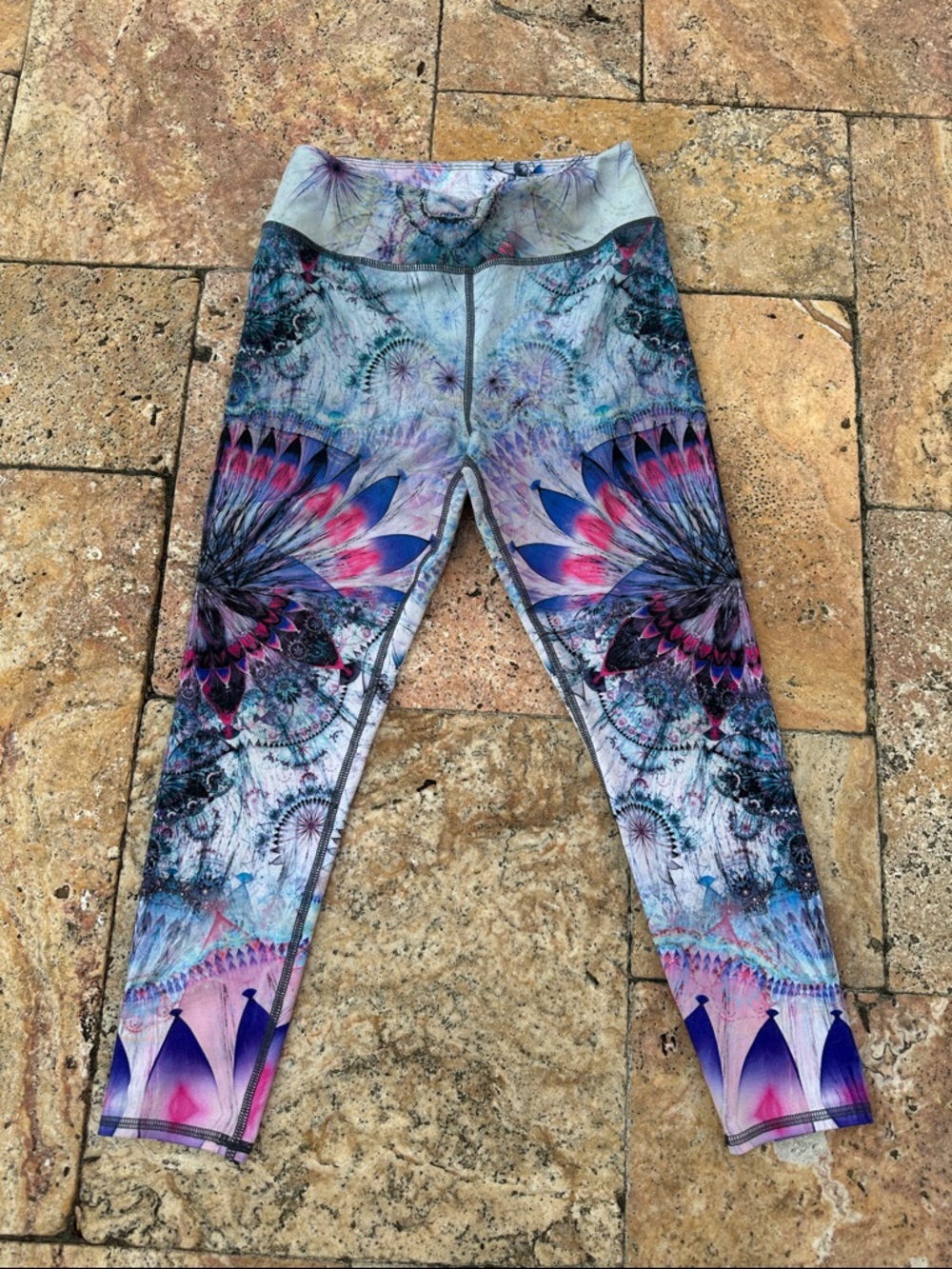 Evolution and Creation Capri Purple Blue Pink Size Med Leggings
